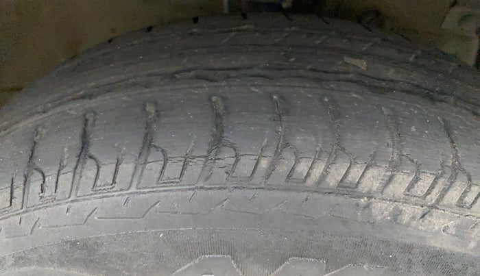 2016 Maruti Swift Dzire VXI (O), Petrol, Manual, 70,762 km, Right Front Tyre Tread