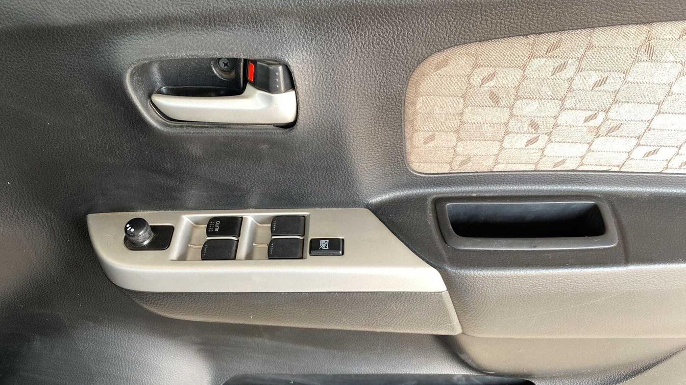 2015 Maruti Wagon R 1.0 VXI, Petrol, Manual, 34,292 km, Driver Side Door Panels Control