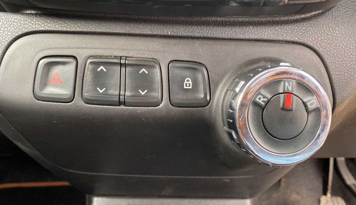 2017 Renault Kwid CLIMBER 1.0 AMT, Petrol, Automatic, 27,849 km, Gear Lever