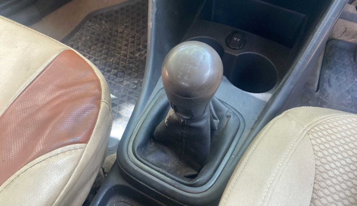 2017 Volkswagen Ameo COMFORTLINE 1.2L, Petrol, Manual, 95,401 km, Gear lever - Boot cover slightly torn