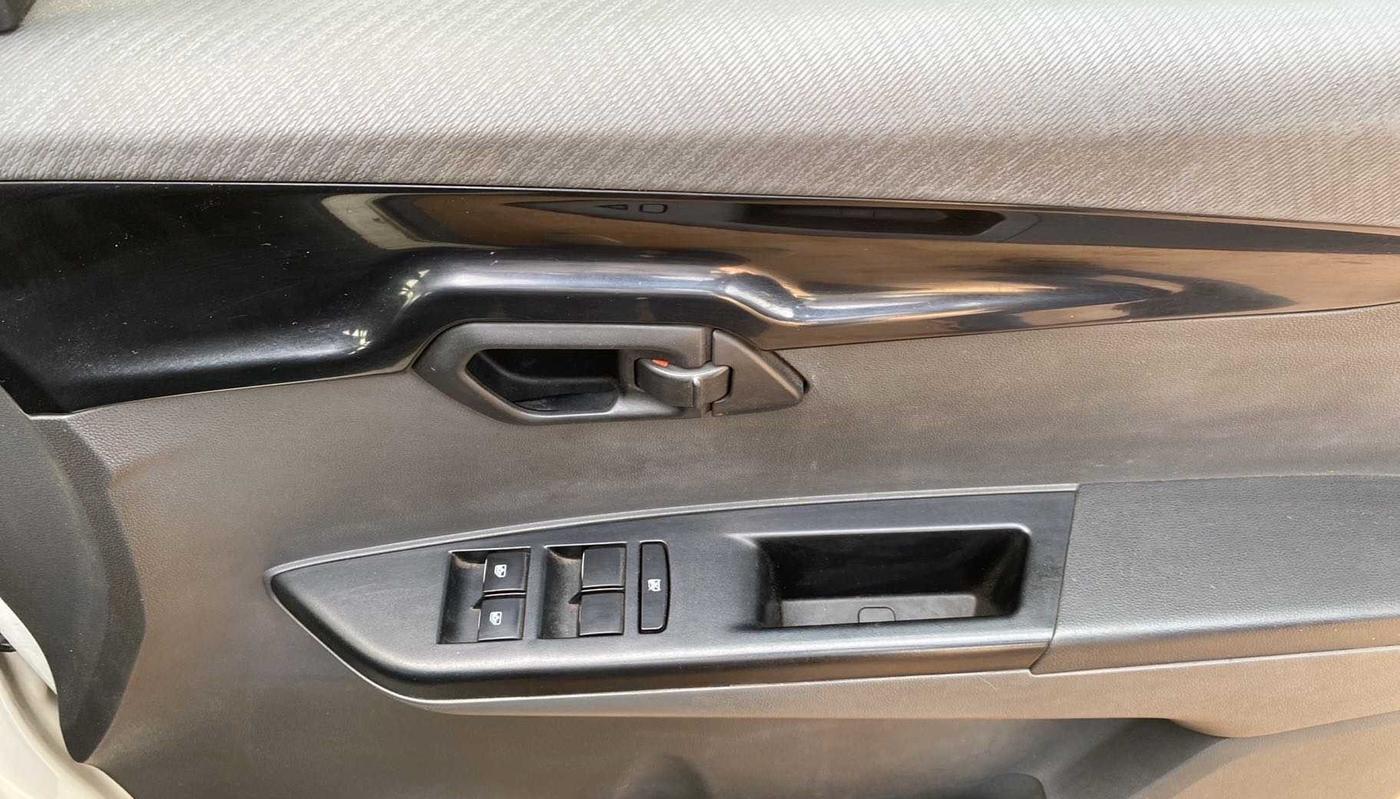 2017 Mahindra KUV 100 NXT K4+ P 6 STR, Petrol, Manual, 48,005 km, Driver Side Door Panels Control