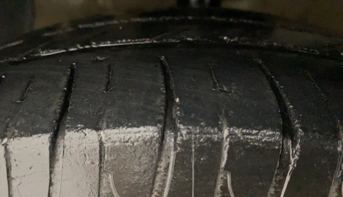 2014 Hyundai Xcent S 1.2, CNG, Manual, 98,970 km, Left Front Tyre Tread