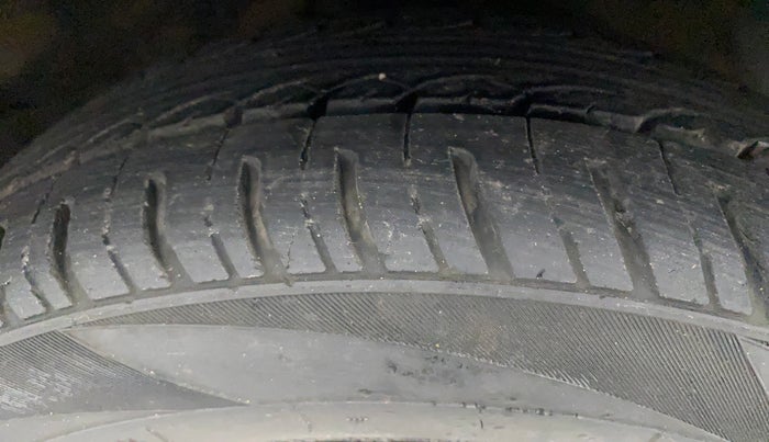 2017 Hyundai Grand i10 SPORTZ (O) AT 1.2 KAPPA VTVT, Petrol, Automatic, 97,032 km, Right Front Tyre Tread