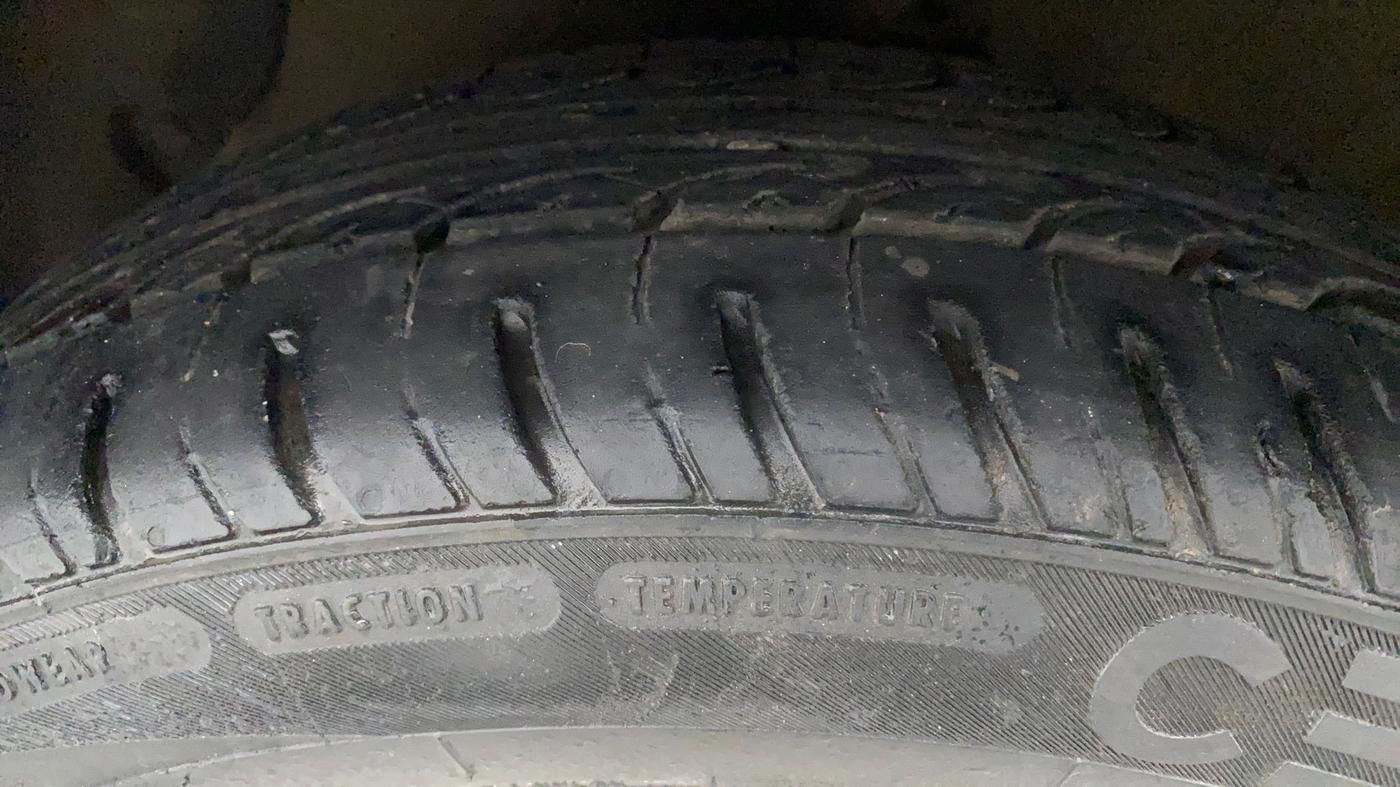 2017 Hyundai Grand i10 SPORTZ (O) AT 1.2 KAPPA VTVT, Petrol, Automatic, 97,032 km, Left Front Tyre Tread