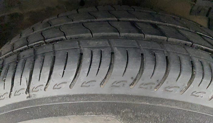 2017 Maruti Swift ZXI, Petrol, Manual, 85,495 km, Right Front Tyre Tread