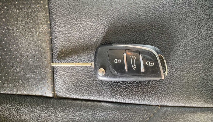 2022 Tata PUNCH PURE MT, Petrol, Manual, 35,409 km, Key Close Up