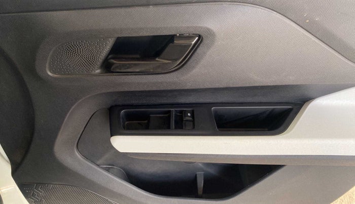 2022 Tata PUNCH PURE MT, Petrol, Manual, 35,409 km, Driver Side Door Panels Control