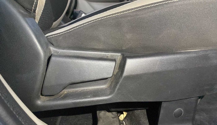 2019 Renault TRIBER RXZ, Petrol, Manual, 33,436 km, Driver Side Adjustment Panel