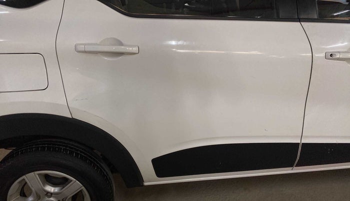 2019 Renault TRIBER RXZ, Petrol, Manual, 33,436 km, Right rear door - Minor scratches