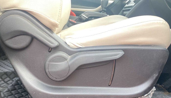 2022 Mahindra XUV700 MX P MT 5 STR, Petrol, Manual, 9,290 km, Driver Side Adjustment Panel