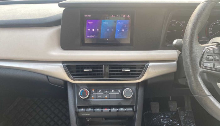 2022 Mahindra XUV700 MX P MT 5 STR, Petrol, Manual, 9,290 km, Air Conditioner