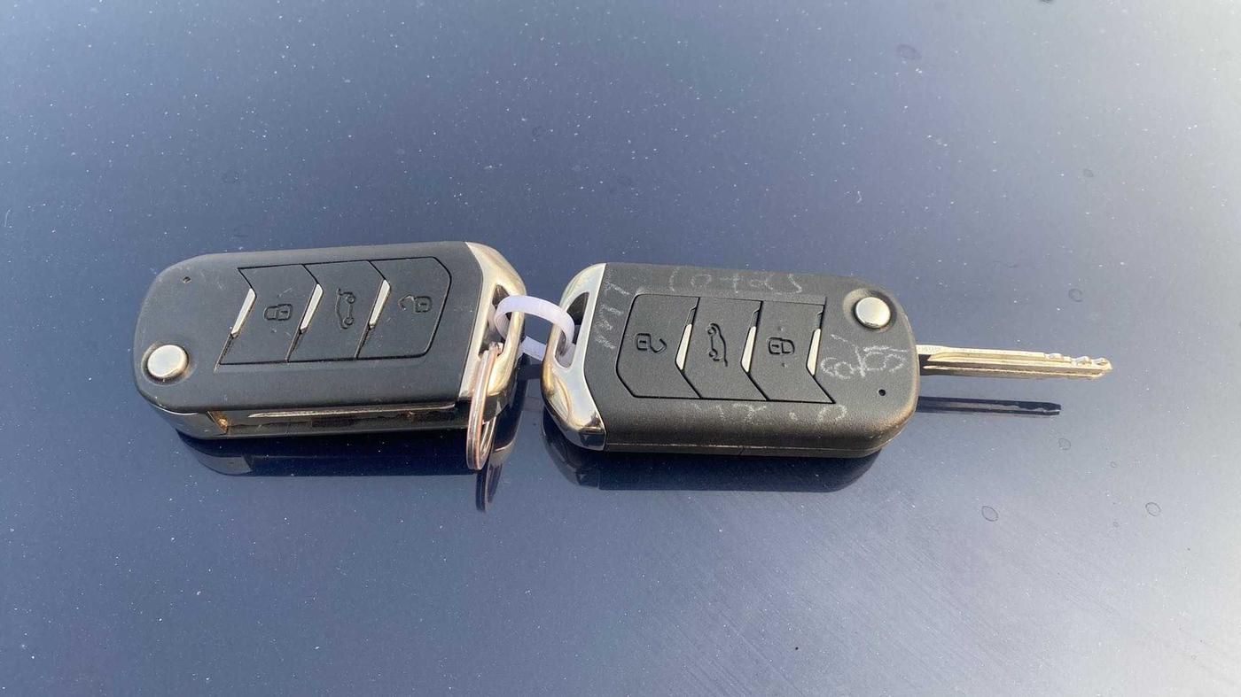2022 Mahindra XUV700 MX P MT 5 STR, Petrol, Manual, 9,290 km, Key Close Up