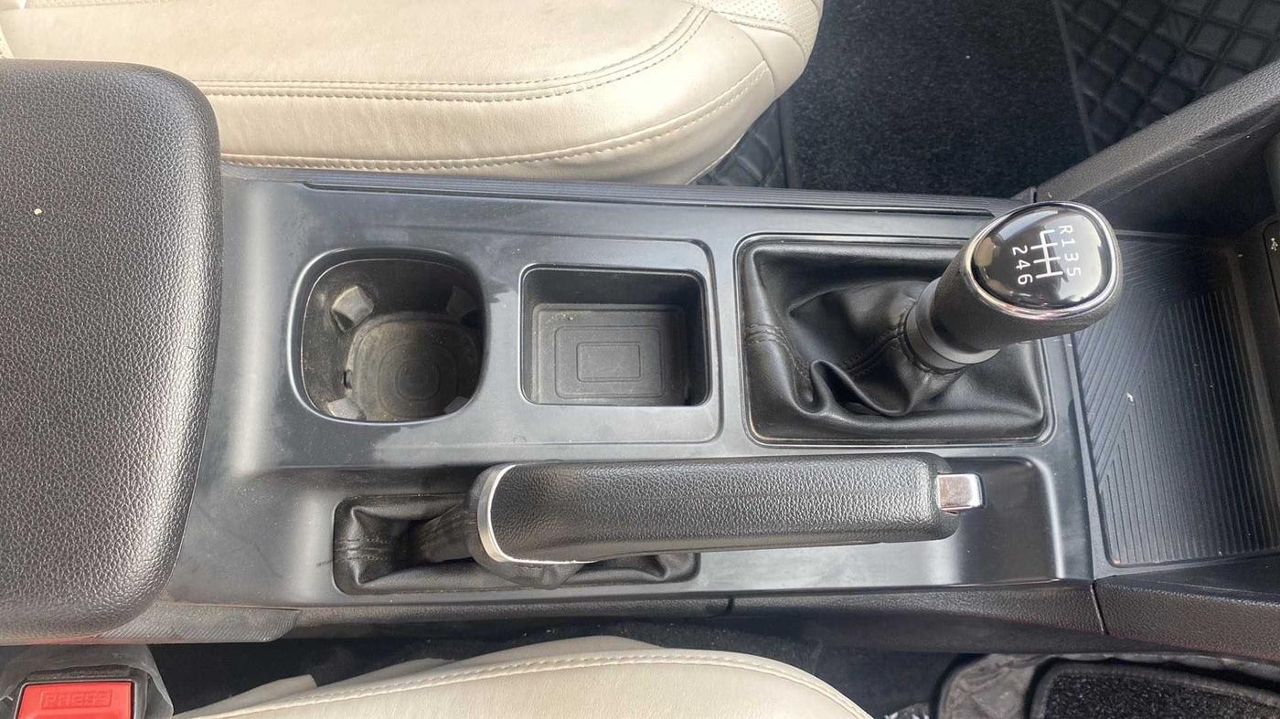 2022 Mahindra XUV700 MX P MT 5 STR, Petrol, Manual, 9,290 km, Gear Lever