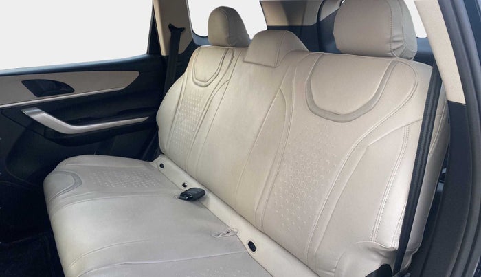 2022 Mahindra XUV700 MX P MT 5 STR, Petrol, Manual, 9,290 km, Right Side Rear Door Cabin