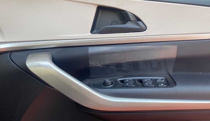 2022 Mahindra XUV700 MX P MT 5 STR, Petrol, Manual, 9,290 km, Driver Side Door Panels Control