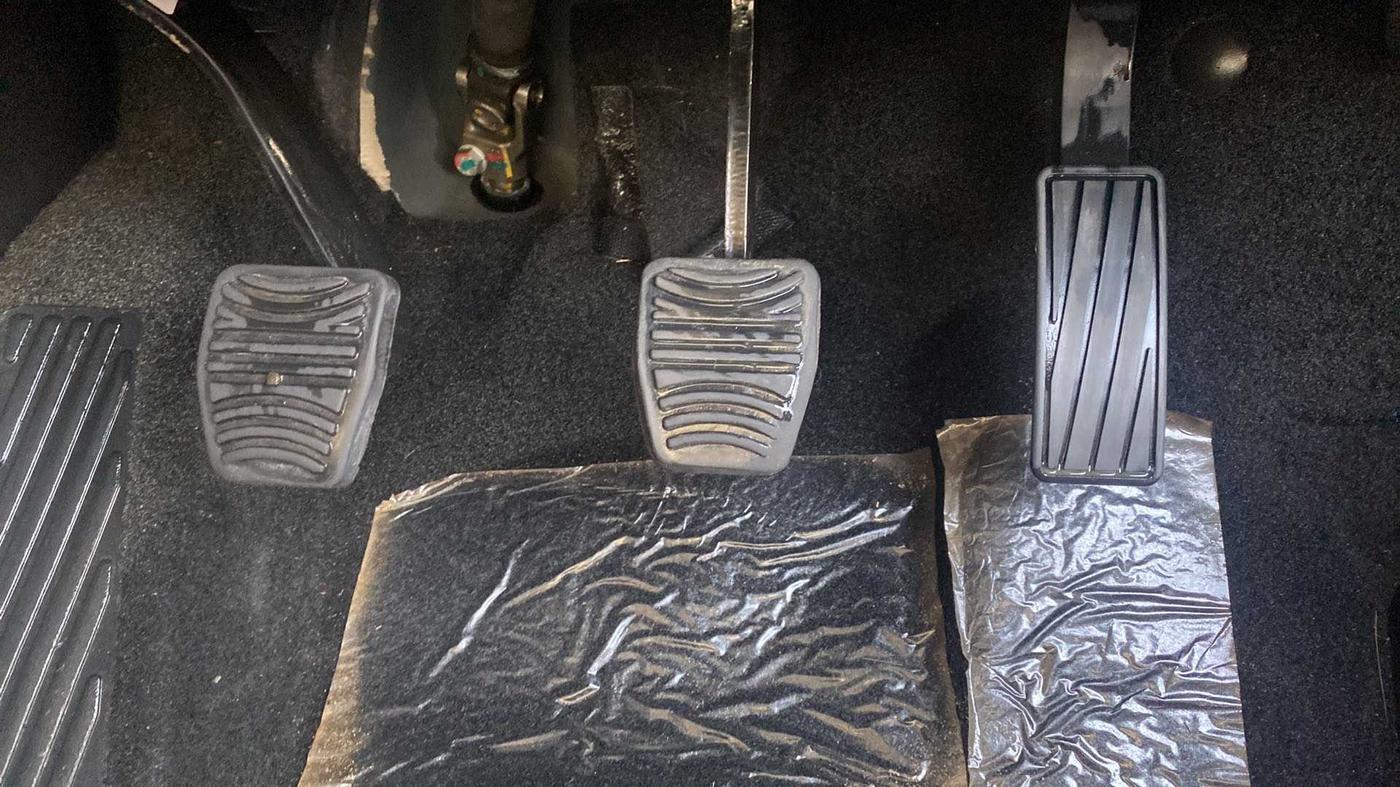 2022 Mahindra XUV700 MX P MT 5 STR, Petrol, Manual, 9,290 km, Pedals