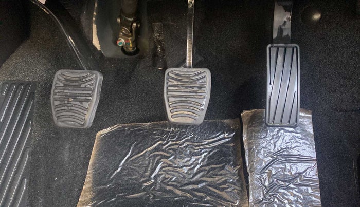 2022 Mahindra XUV700 MX P MT 5 STR, Petrol, Manual, 9,290 km, Pedals