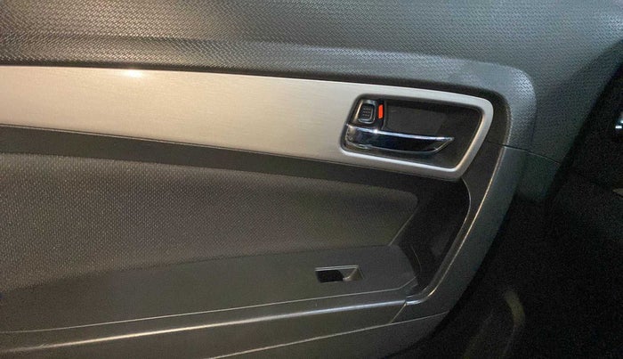 2016 Maruti Vitara Brezza ZDI, Diesel, Manual, 1,02,284 km, Left front window switch / handle - Power window makes minor noise