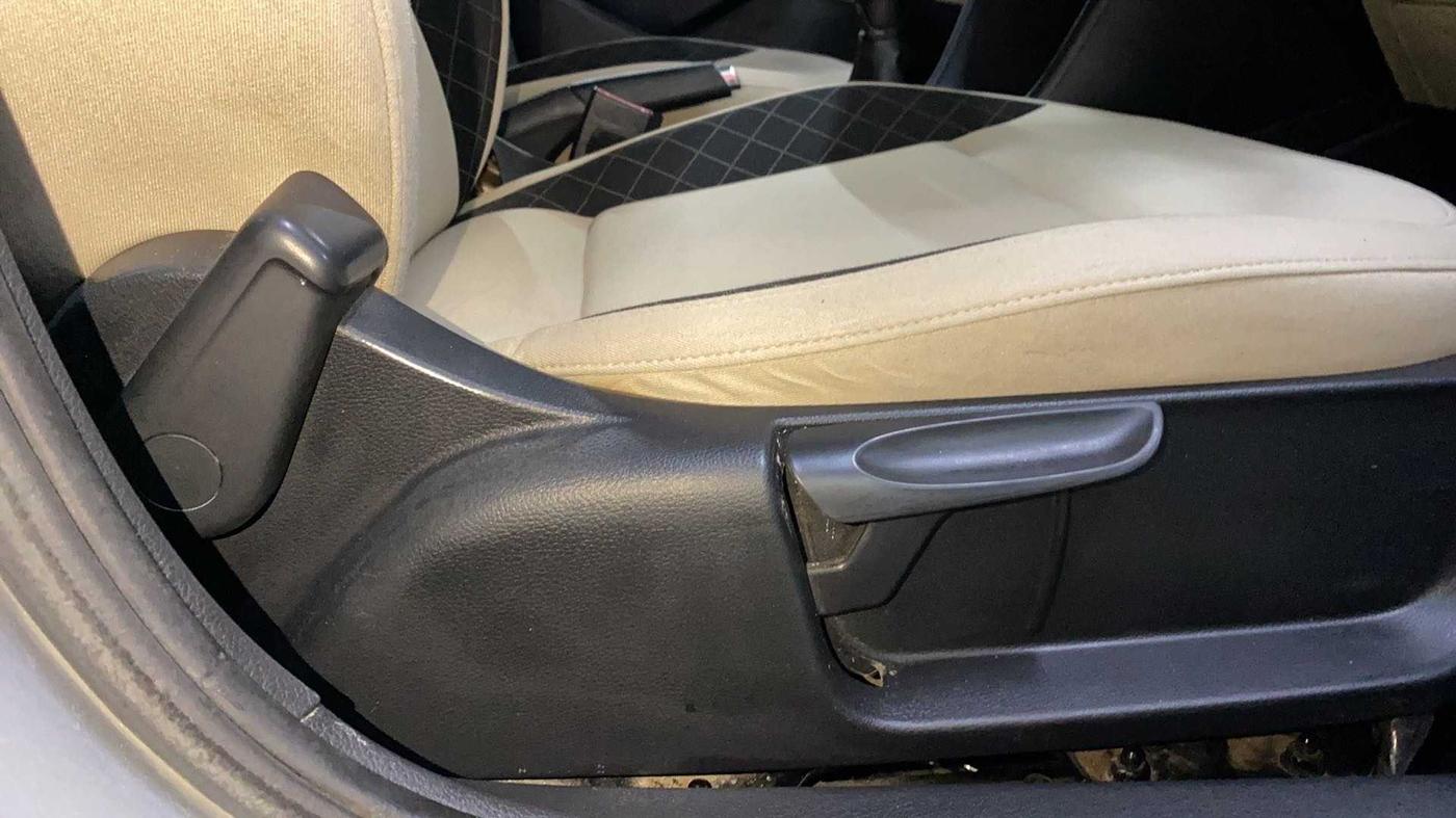 2019 Skoda Rapid AMBITION 1.6 MPI MT, Petrol, Manual, 39,801 km, Driver Side Adjustment Panel
