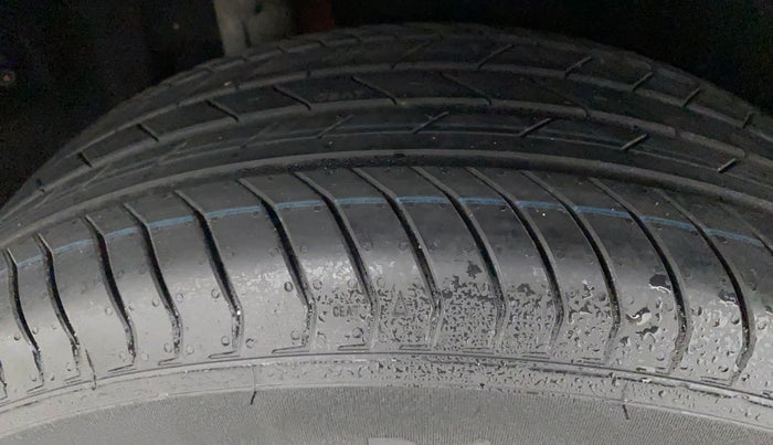 2016 Maruti Vitara Brezza VDI, Diesel, Manual, 21,719 km, Right Rear Tyre Tread