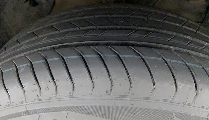 2016 Maruti Vitara Brezza VDI, Diesel, Manual, 21,719 km, Right Front Tyre Tread