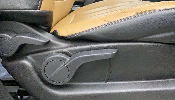 2020 Mahindra XUV500 W9 AT, Diesel, Automatic, 20,108 km, Driver Side Adjustment Panel