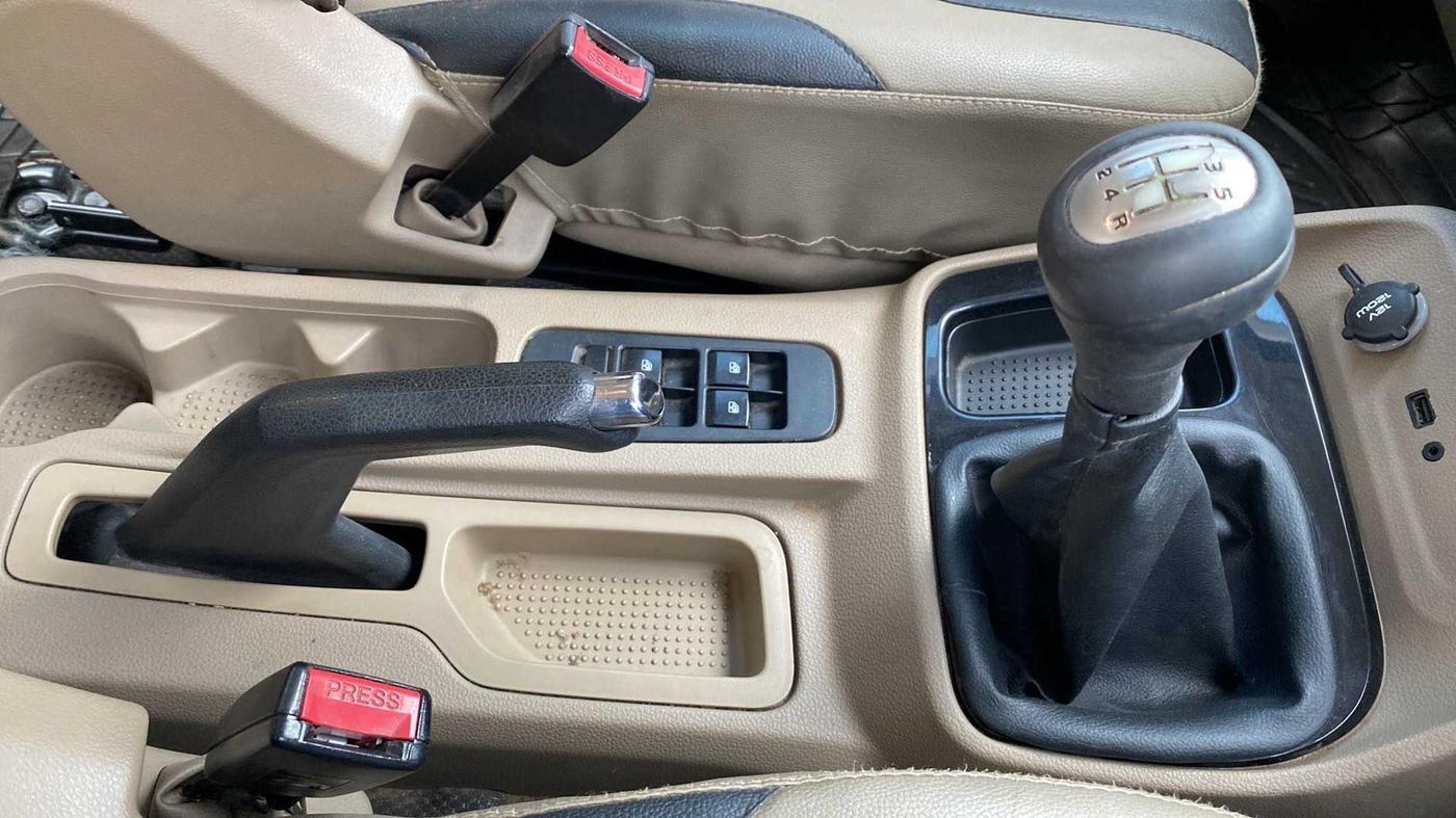 2016 Mahindra TUV300 T8, Diesel, Manual, 74,153 km, Gear Lever