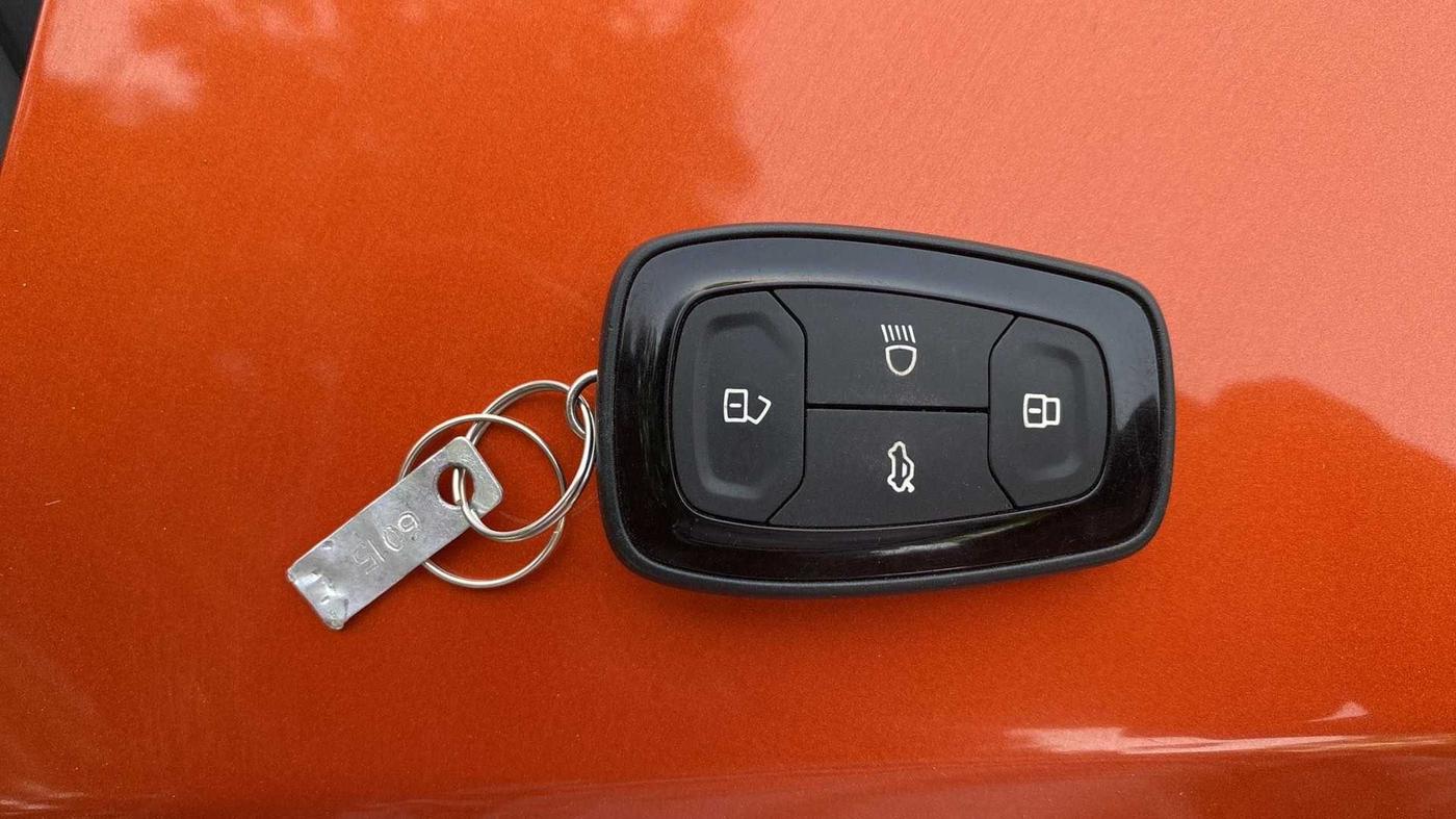 2023 Tata PUNCH CREATIVE  MT, Petrol, Manual, 4,148 km, Key Close Up