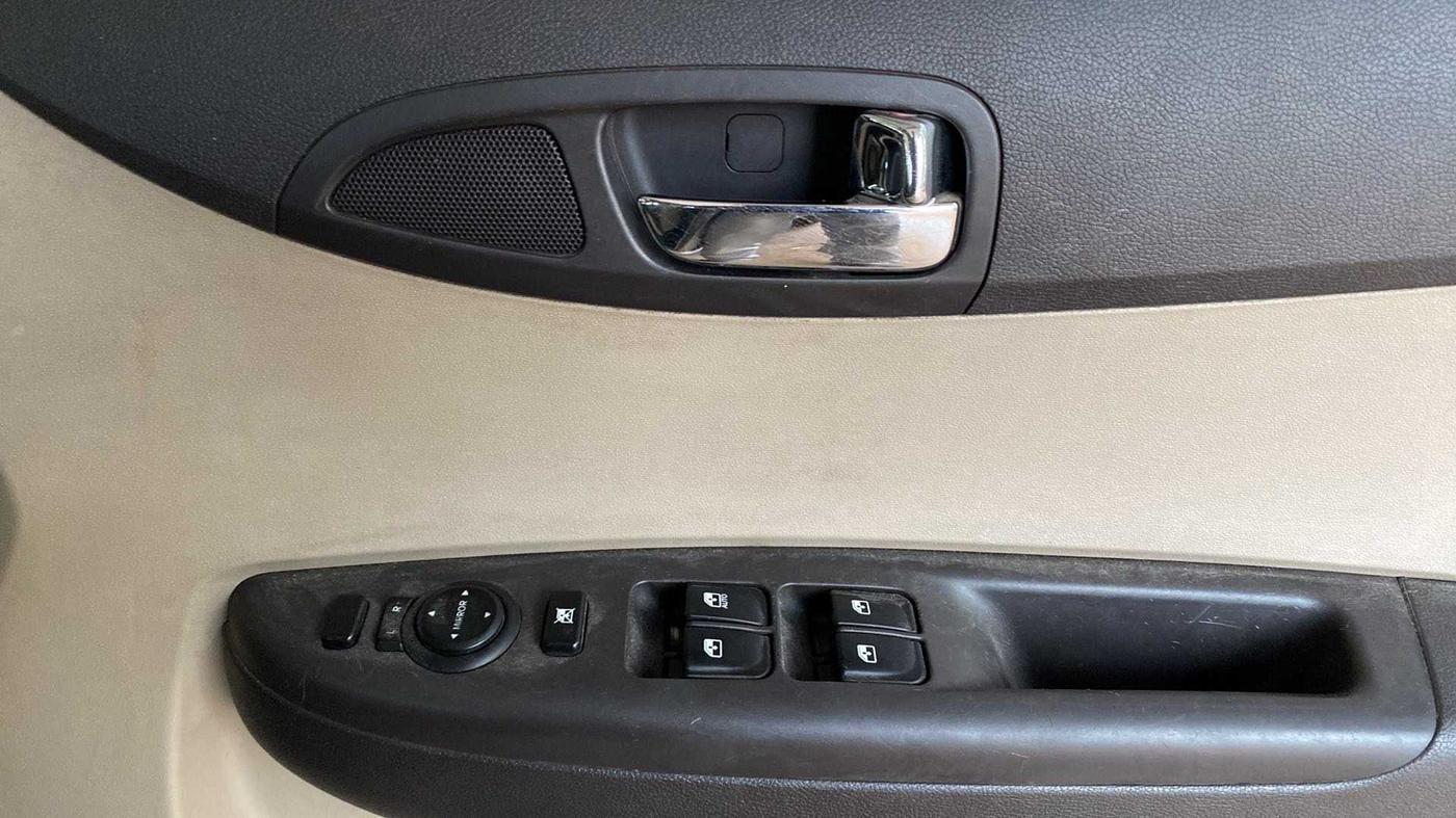 2012 Hyundai i20 SPORTZ 1.2, Petrol, Manual, 85,725 km, Driver Side Door Panels Control
