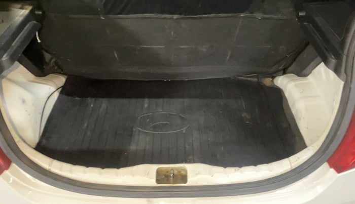 2013 Hyundai Eon MAGNA +, Petrol, Manual, 82,177 km, Boot Inside