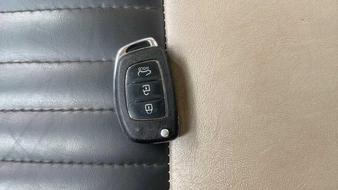 2015 Hyundai Xcent S (O) 1.2, CNG, Manual, 82,389 km, Key Close Up