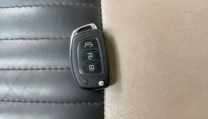 2015 Hyundai Xcent S (O) 1.2, CNG, Manual, 82,389 km, Key Close Up