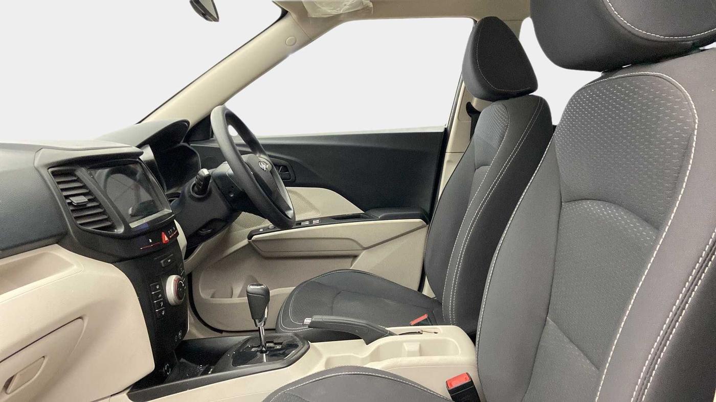 2022 Mahindra XUV300 W6 1.2 PETROL AMT, Petrol, Automatic, 16,432 km, Right Side Front Door Cabin