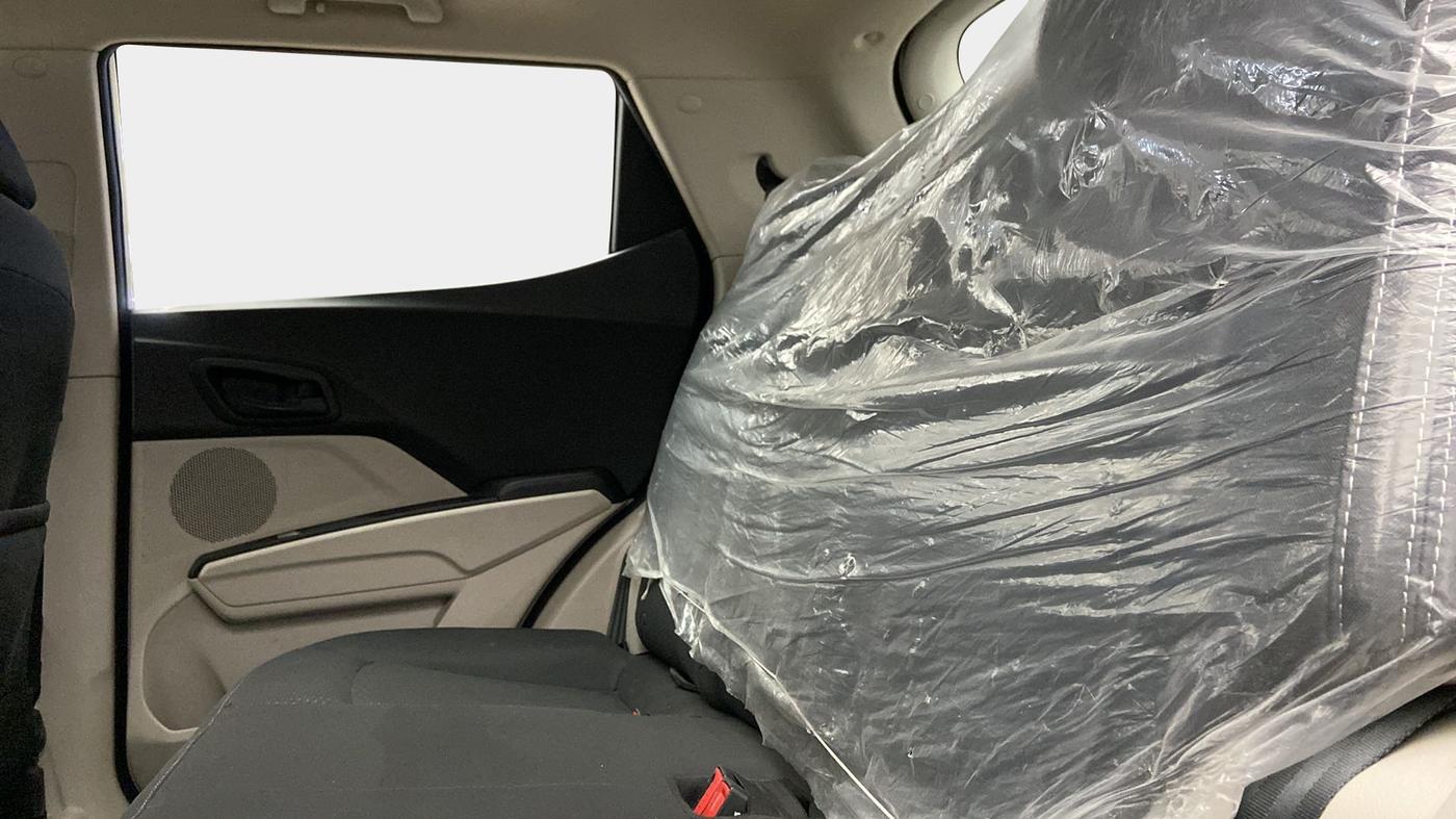2022 Mahindra XUV300 W6 1.2 PETROL AMT, Petrol, Automatic, 16,432 km, Right Side Rear Door Cabin