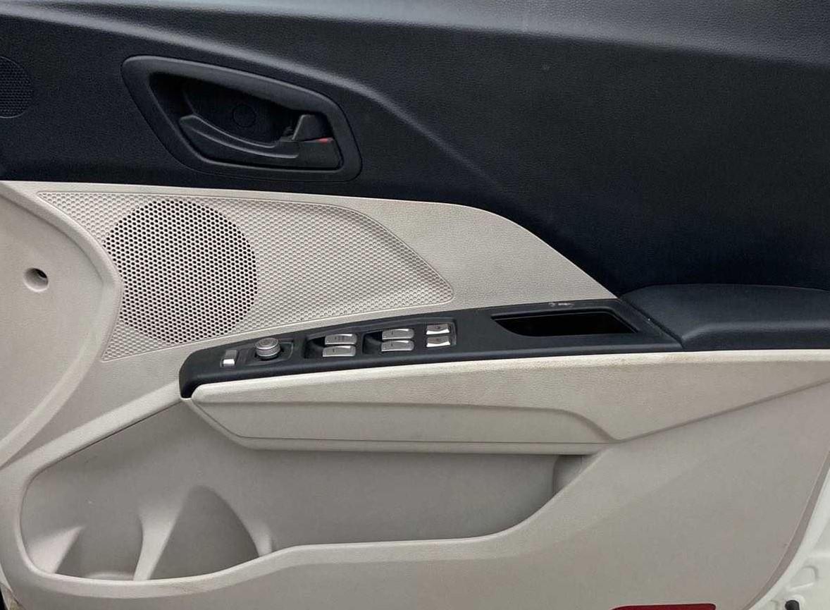 2022 Mahindra XUV300 W6 1.2 PETROL AMT, Petrol, Automatic, 16,432 km, Driver Side Door Panels Control