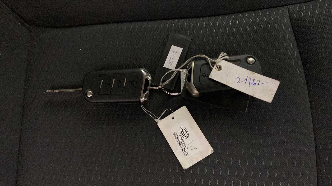 2022 Mahindra XUV300 W6 1.2 PETROL AMT, Petrol, Automatic, 16,432 km, Key Close Up