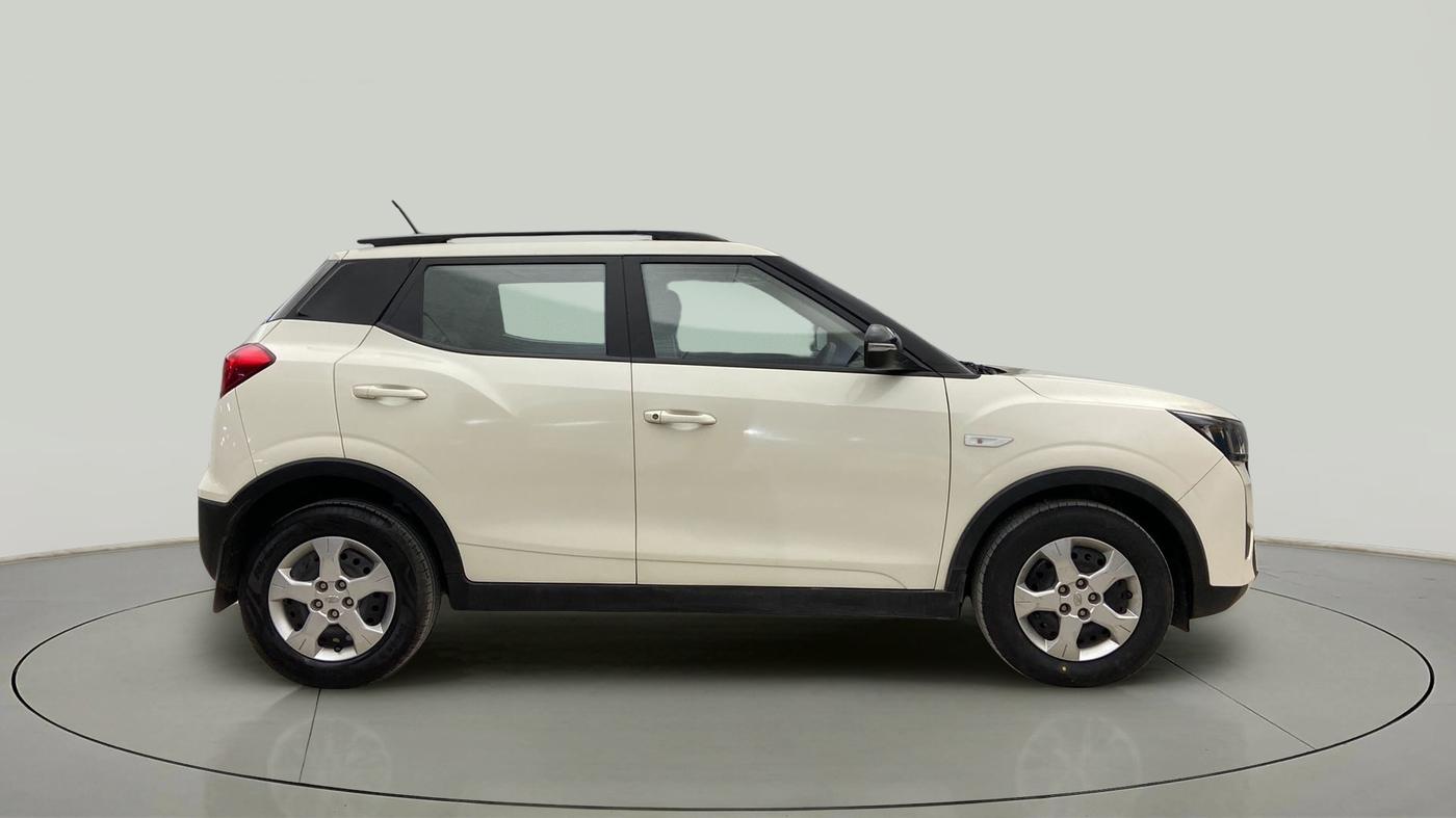 2022 Mahindra XUV300 W6 1.2 PETROL AMT, Petrol, Automatic, 16,432 km, Right Side View