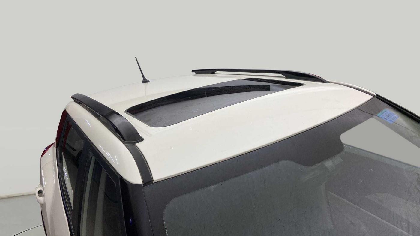 2022 Mahindra XUV300 W6 1.2 PETROL AMT, Petrol, Automatic, 16,432 km, Roof