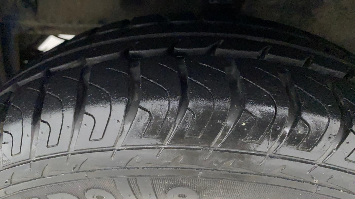 2014 Hyundai Eon MAGNA +, Petrol, Manual, 42,237 km, Left Front Tyre Tread