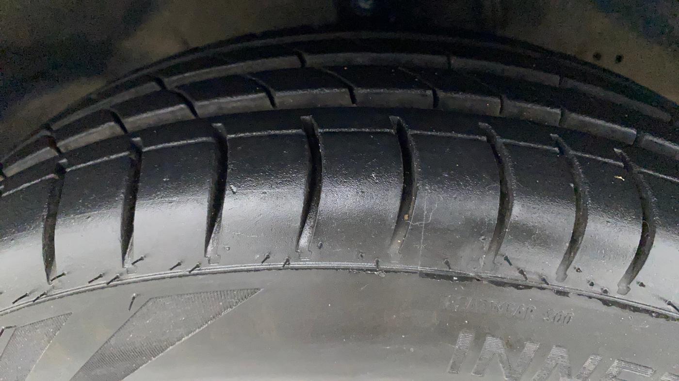 2014 Hyundai Eon MAGNA +, Petrol, Manual, 42,237 km, Right Front Tyre Tread