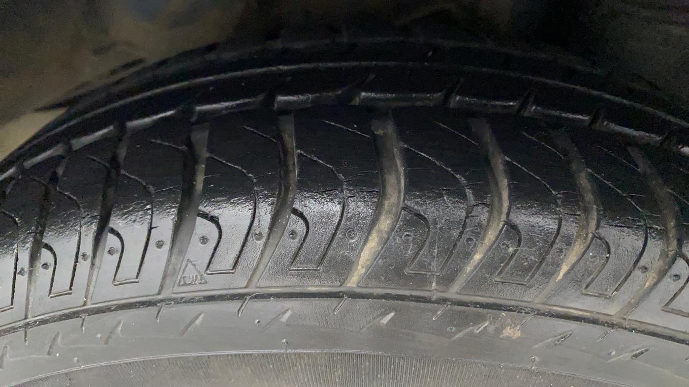 2014 Hyundai Eon MAGNA +, Petrol, Manual, 42,237 km, Left Rear Tyre Tread