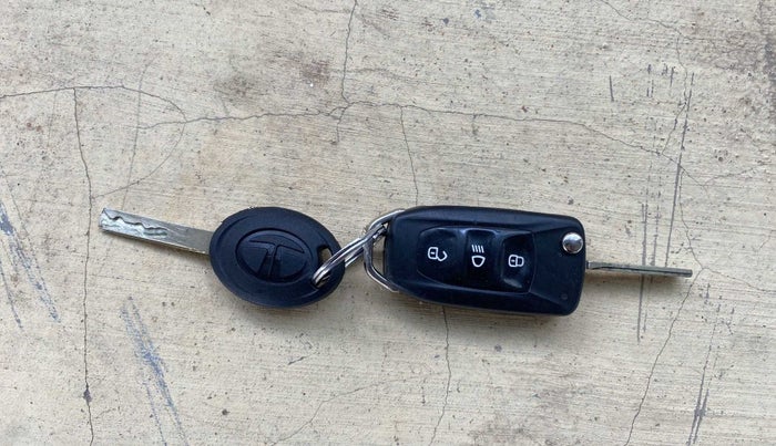 2020 Tata NEXON XM PETROL, Petrol, Manual, 45,935 km, Key Close Up