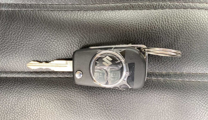 2016 Maruti Swift VXI O, Petrol, Manual, 70,031 km, Key Close Up
