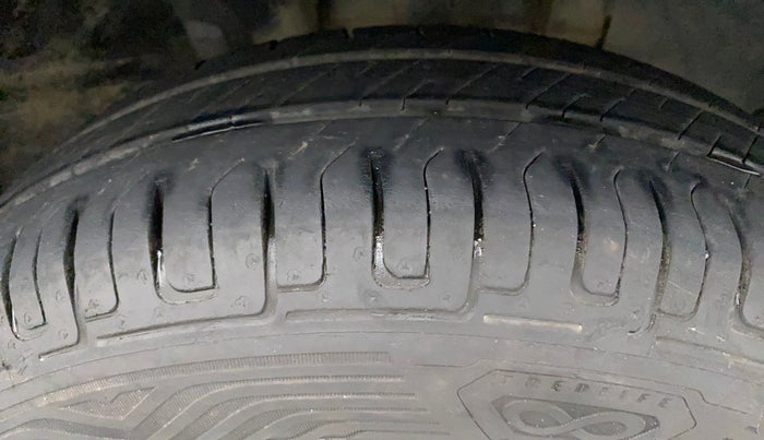 2016 Renault Kwid RXT 0.8, Petrol, Manual, 58,418 km, Right Front Tyre Tread