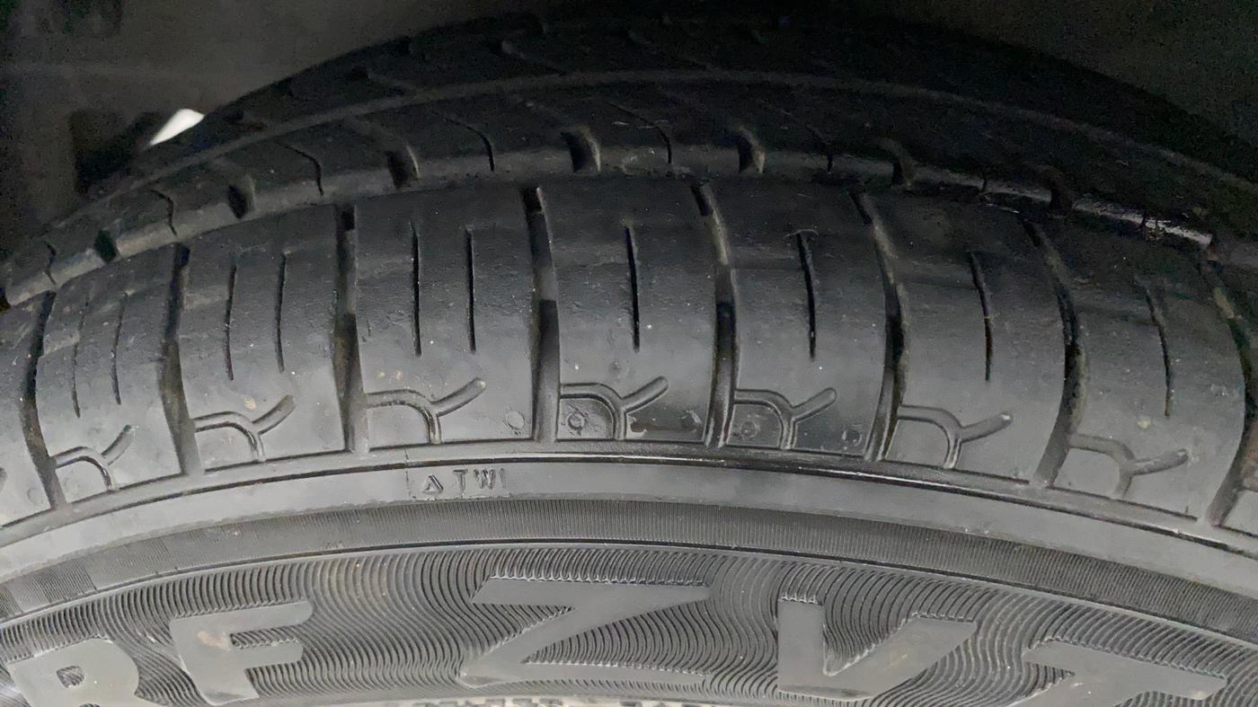 2016 Hyundai Eon ERA +, Petrol, Manual, 50,177 km, Left Front Tyre Tread