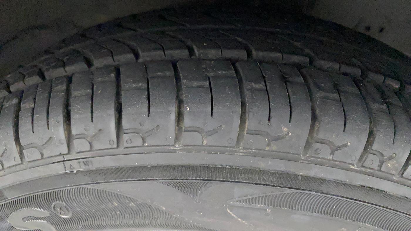 2016 Hyundai Eon ERA +, Petrol, Manual, 50,177 km, Right Front Tyre Tread