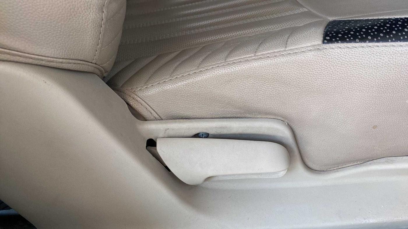 2016 Maruti Swift Dzire VXI (O), CNG, Manual, 34,781 km, Driver Side Adjustment Panel