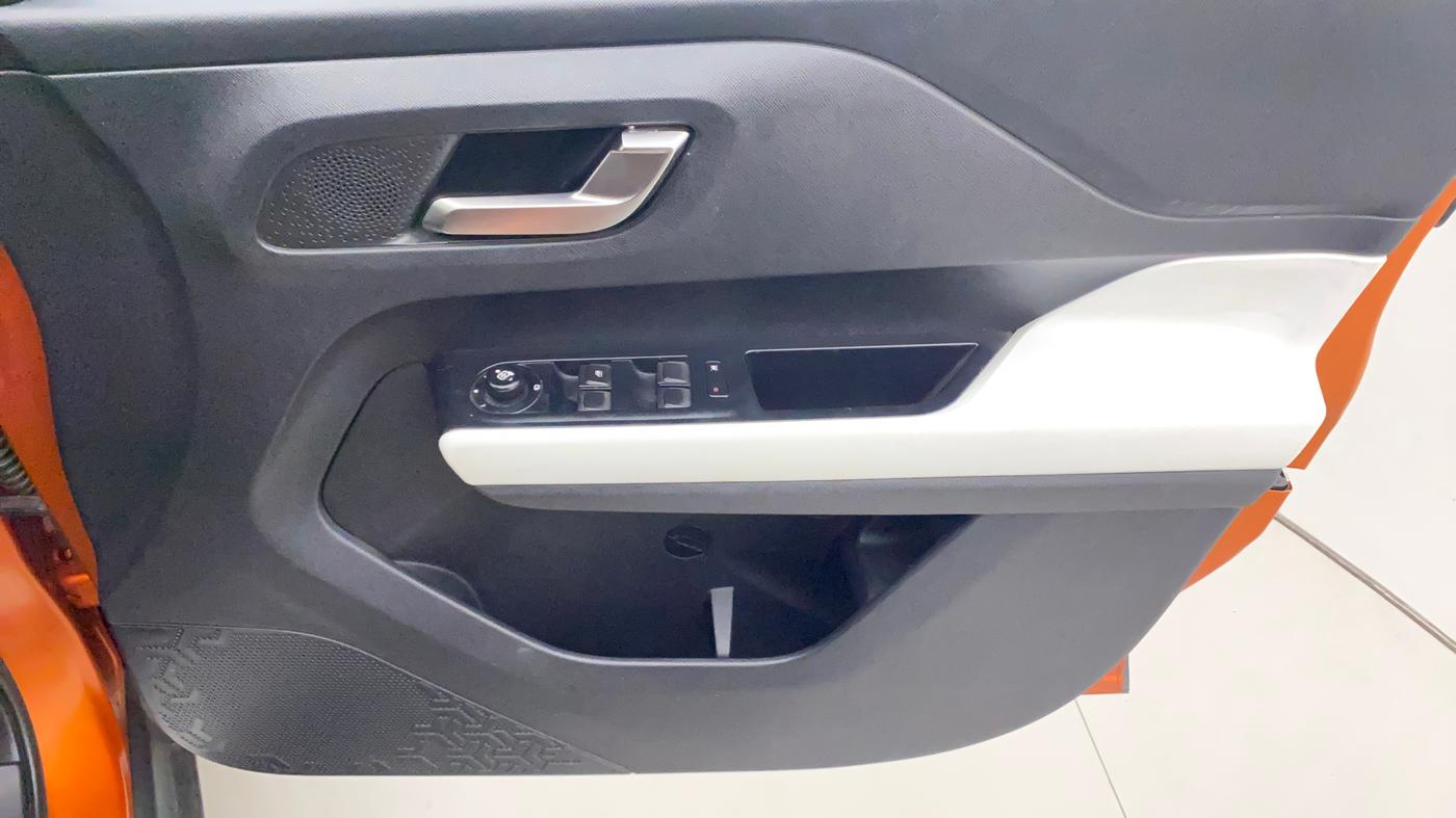 2021 Tata PUNCH CREATIVE  MT, Petrol, Manual, 38,054 km, Driver Side Door Panels Control