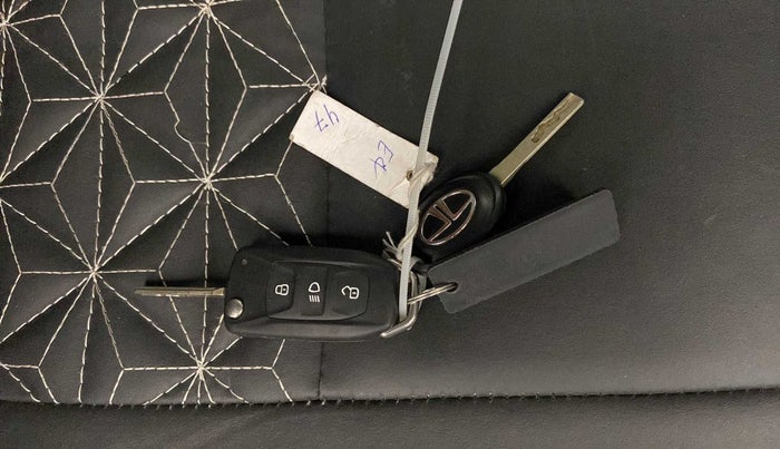 2022 Tata Tiago XT CNG, CNG, Manual, 19,440 km, Key Close Up