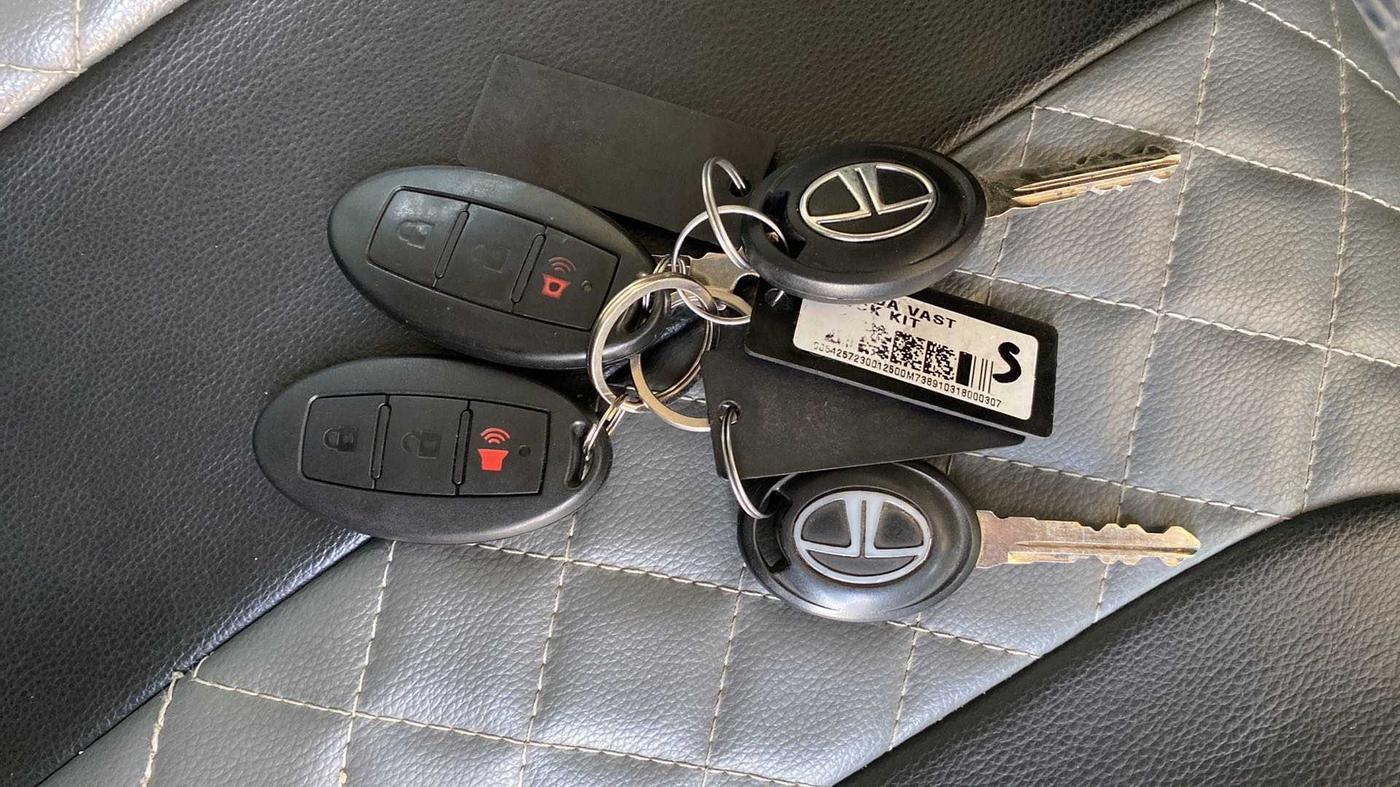 2018 Tata TIGOR XM PETROL, Petrol, Manual, 33,354 km, Key Close Up